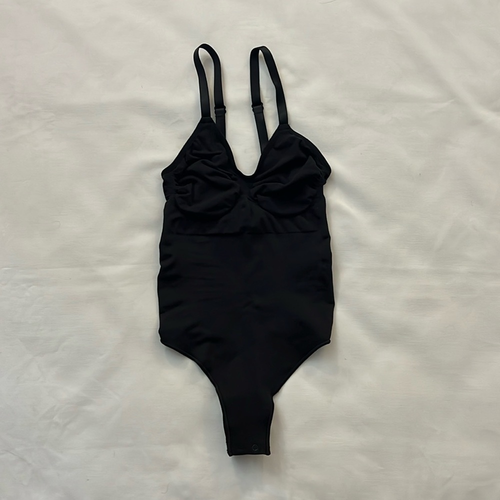 SKIMS SEAMLESS SCULPT THONG BODYSUIT